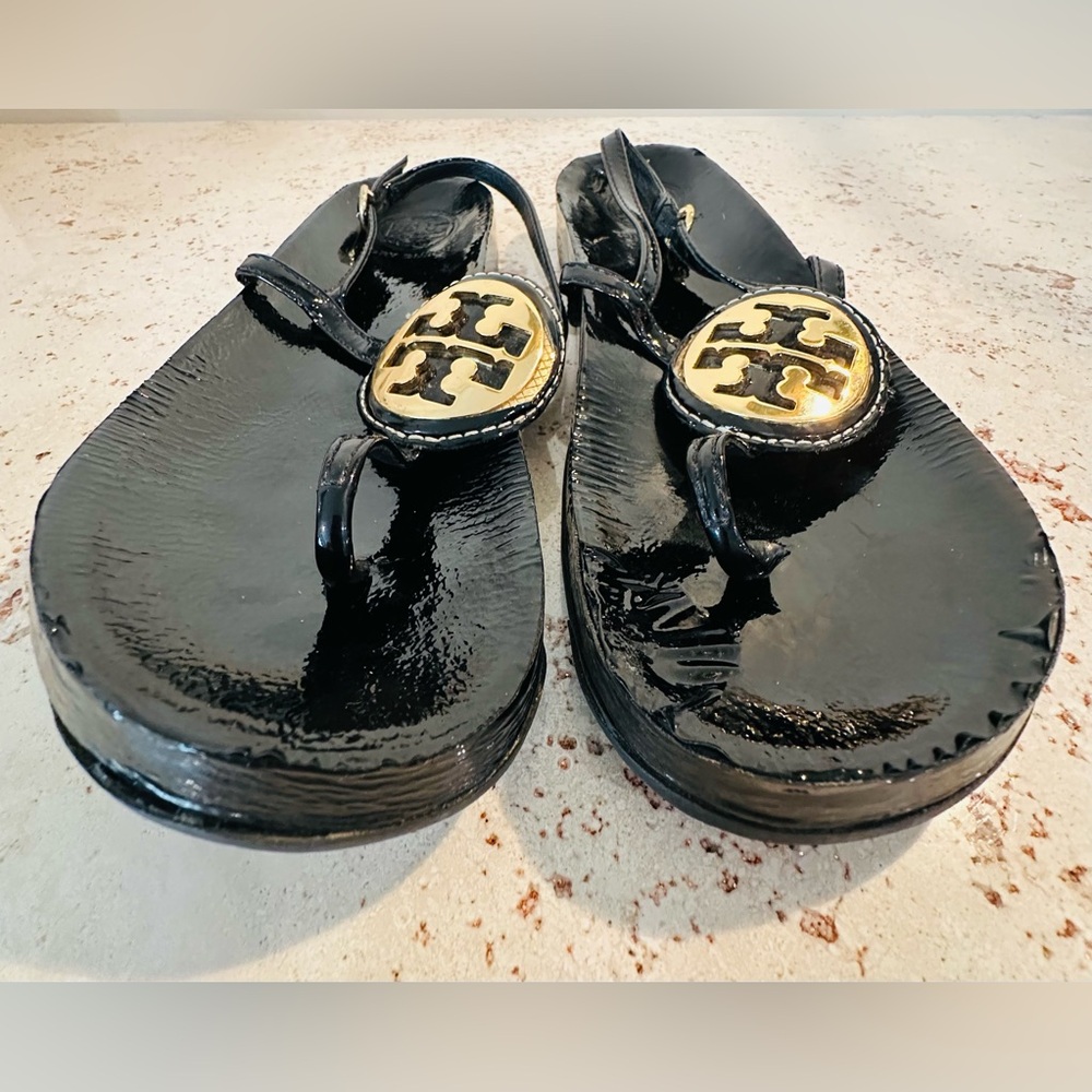 Tory Burch Dillan Sandal Black Patent Leather Gold
Logo Thong Sandals Sz 7-7.5 - Picture 2 of 11